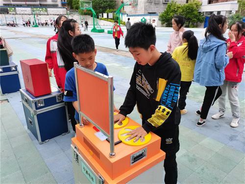 岳池县：科普大篷车进校园 点亮乡村学子科技梦