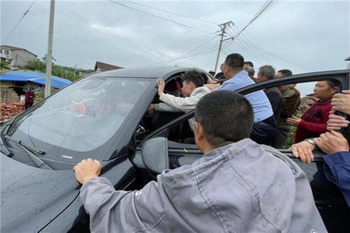 武胜县：小车误入崖边悬空 警民合力成功救援