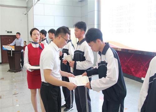 简阳职高举行2022年新团员入团仪式暨五四表彰大会