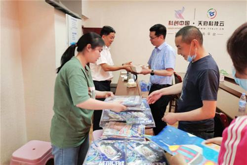 蓬安县开展捐赠科普读物暨座谈会