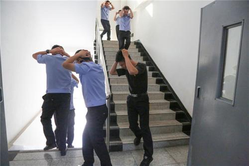 前锋公安组织开展地震应急疏散演练