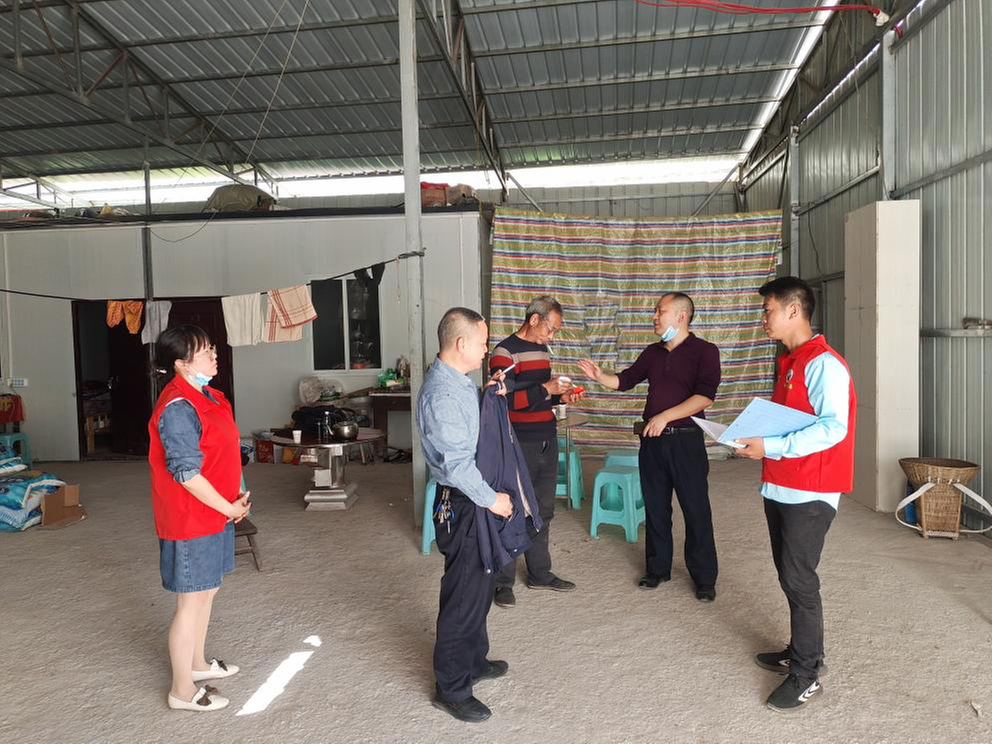 兴马镇党委领导带案下访化解信访难题