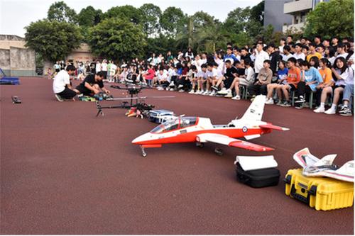 无人机展演活动走进沙湾职中
