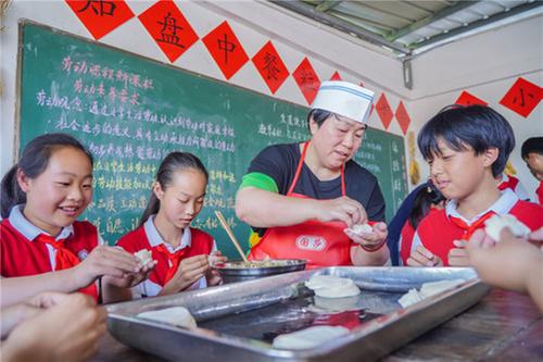 彭山区：自栽蔬菜包饺子 这堂劳动实践课“真香”