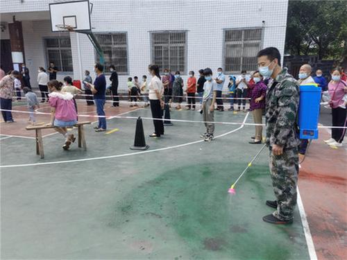 龙滩镇：“党建引领”组建五支队伍“硬核”防控