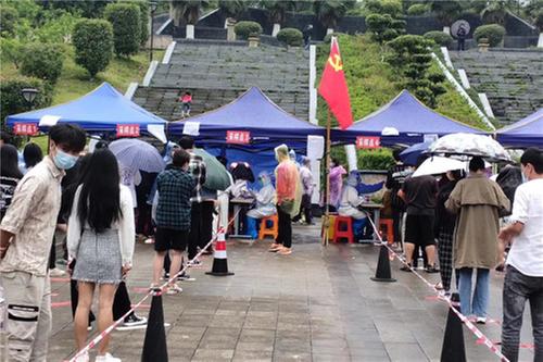 前锋区大佛寺街道：“前沿先锋”红袖章，守牢抗疫主阵地