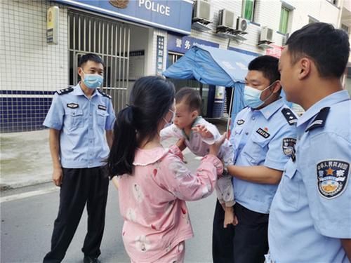 武胜县：民警当起幼童临时“监护人”