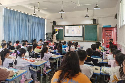 代市小学举行三年级数学教研活动