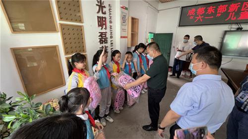 成都东部新区石板凳街道：“六一”慰问送温暖 真情关怀暖童心