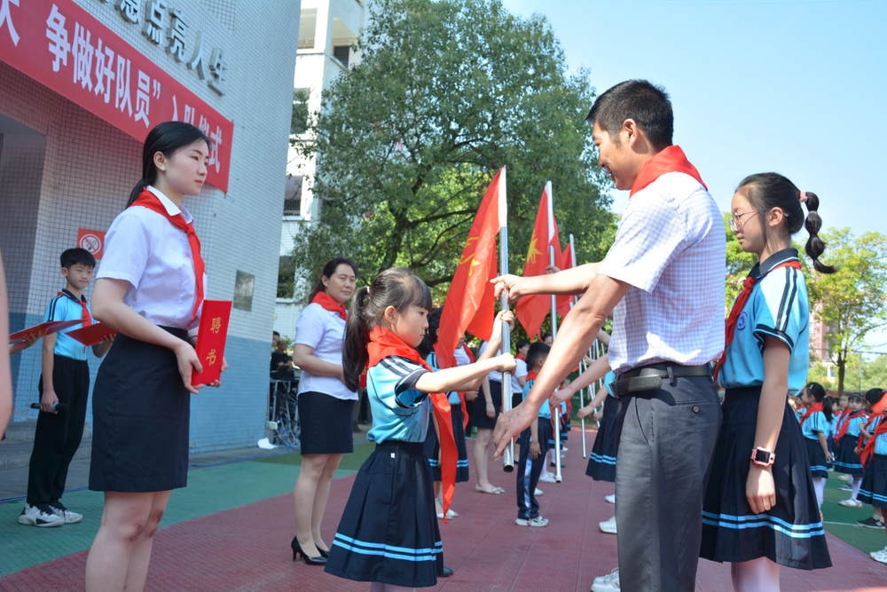 南江县文庙小学举行“喜迎二十大，争做好队员”入队仪式