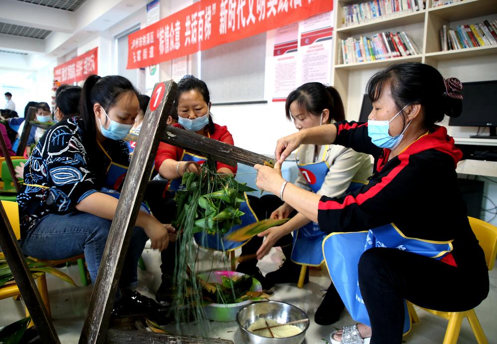 纳溪区安富街道：包粽子 制香囊 多彩活动迎端午