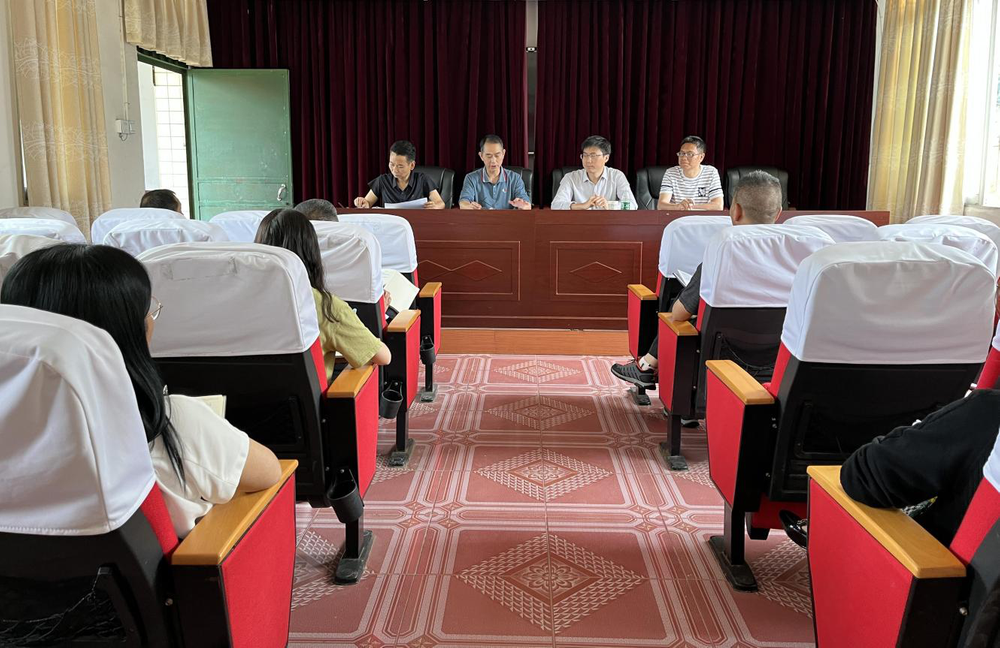 南江县教科体局督查组到乐坝小学督导检查