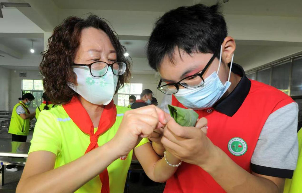 南江县义工协会：爱心情意浓  粒粒粽子香  