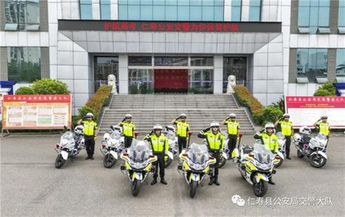 考生跑错考场 交警铁骑紧急护送