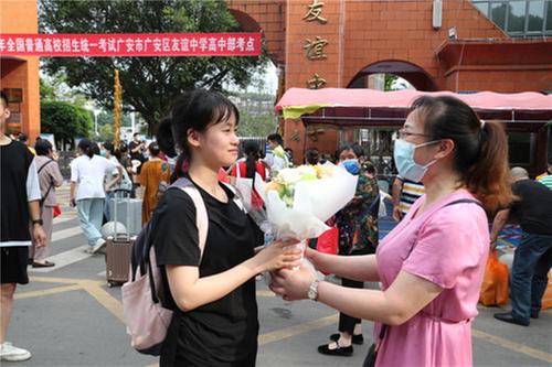 广安：鲜花送考生 悠悠母子情