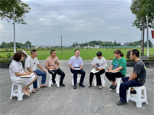 青神县：传递党代会精神 方式多样忙宣讲