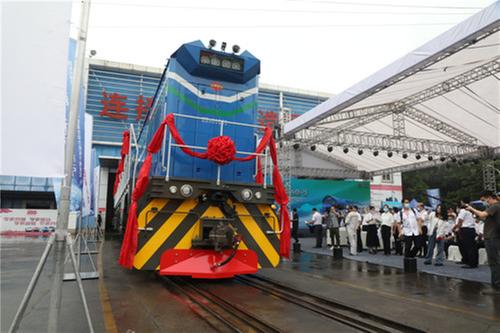 我国首批两台商品化HXN6型内电混合动力机车成功下线