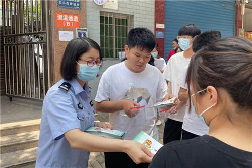 武胜县公安局考场外“摆摊”宣传反诈