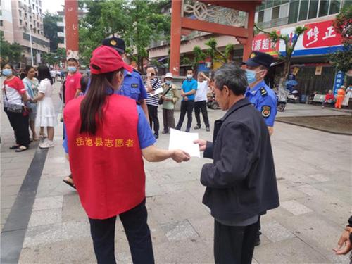 岳池县城市管理综合执法大队开展垃圾分类宣传活动