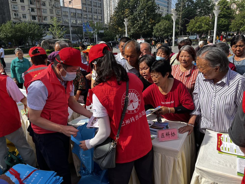 巴州区科协开展科普宣传活动