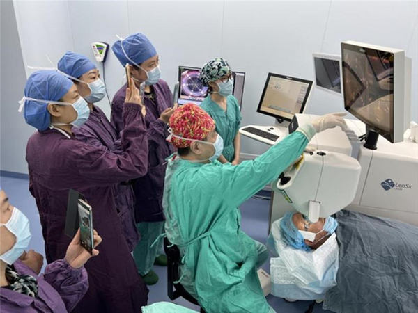 成都普瑞眼科刘慧主任谈飞秒激光白内障手术