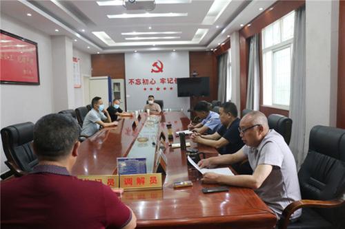 华蓥市：会车争执引冲突 “公调对接”息纷争