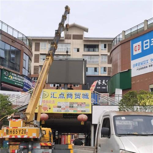 岳池县综合行政执法局拆除两处违规设置LED显示屏