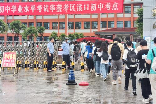 华蓥市公安局为中考保驾护航