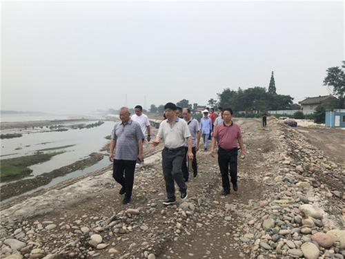 夹江县老科协开展青衣江防洪工程治理调研