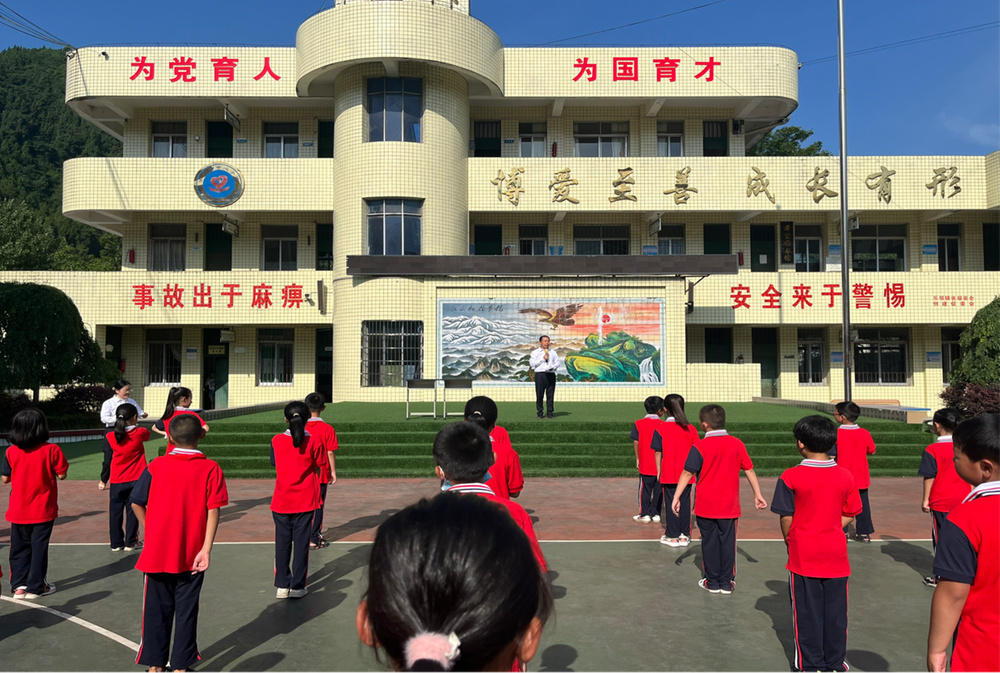 乐坝小学举行“学榜样 促成长”散学典礼