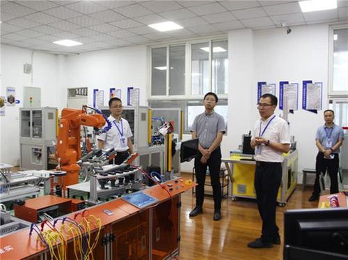 简阳市副市长罗巍一行到简阳职高调研毕业生就业创业工作