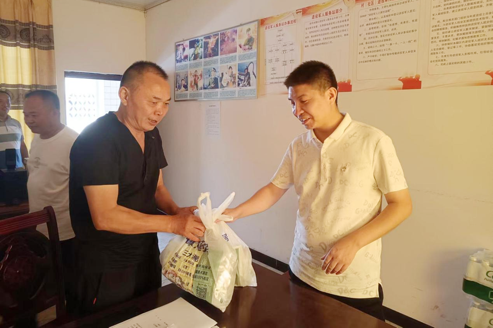 前锋区文广电旅局开展“送清凉”活动