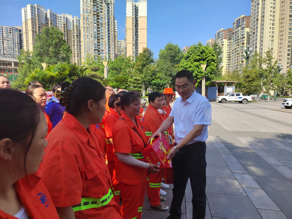 四川光明集团公司慰问城市保障一线员工