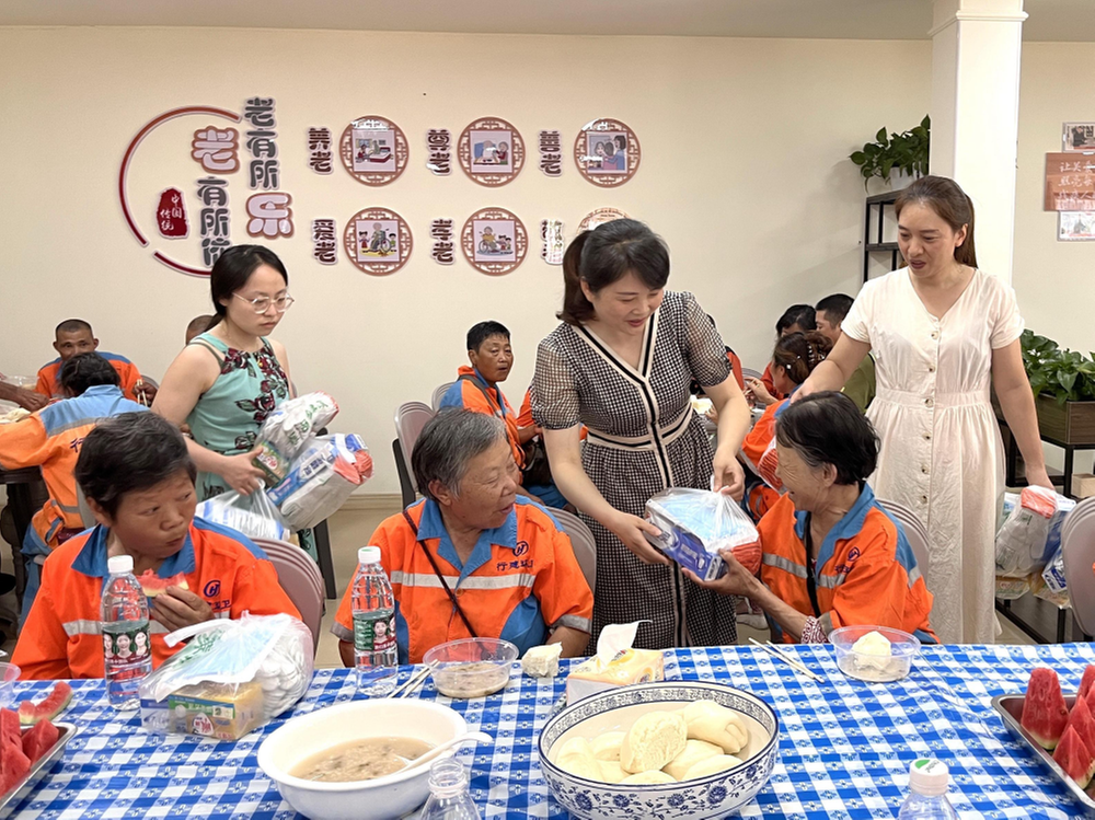 青神县：情系环卫工 夏日送清凉 关爱沁心田