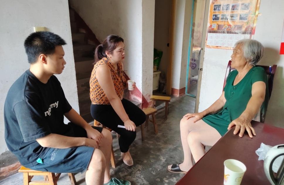 暖心！青神乡镇干部为七旬老人找到失散多年的孩子