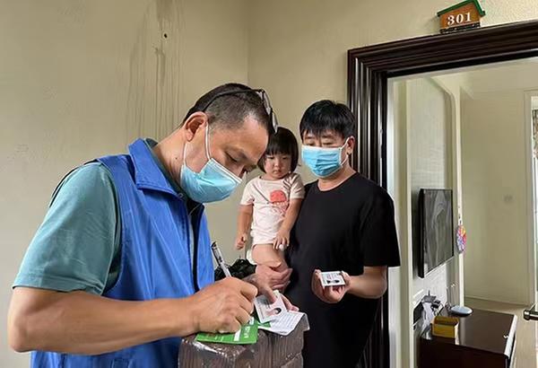 洪雅：上阵父女兵 并肩战疫情