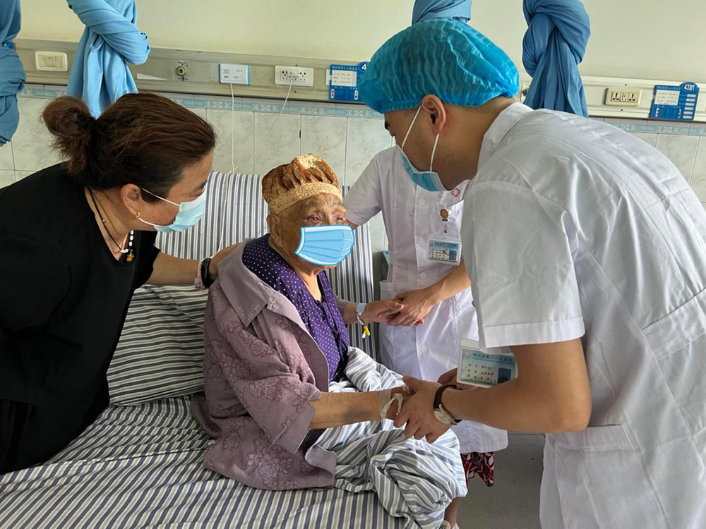 邻水县第二人民医院为96岁高龄老人实施关节置换手术