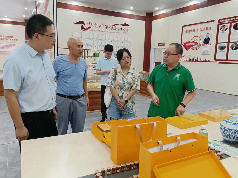 乐至县委组织部部长吴鹏调研创新领军人才引领企业创新发展情况