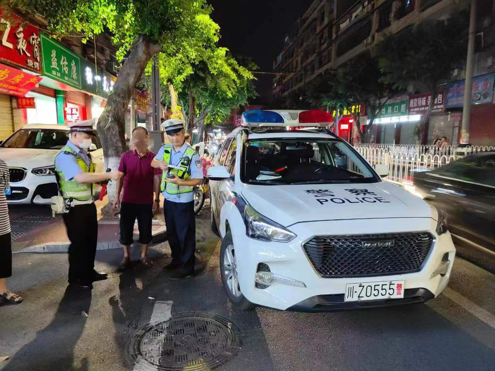 仁寿县公安局交警大队集中开展夏季突出交通违法行为夜间清查行动