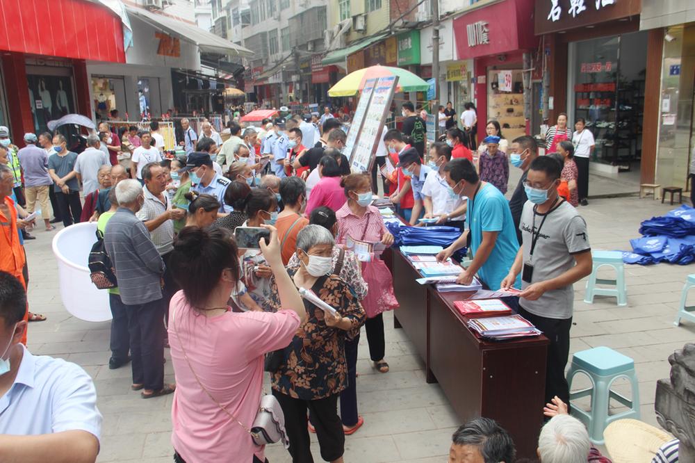 邻水县：宣传车到农村  村民赶场受教育