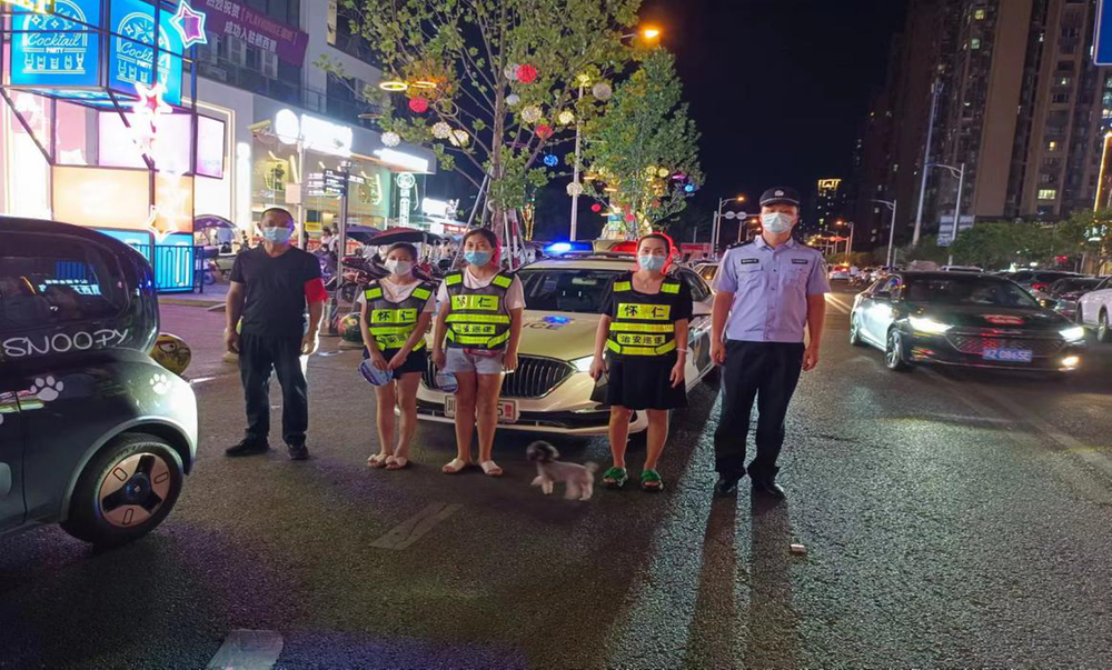 仁寿县怀仁街道网格员积极开展夜间巡逻