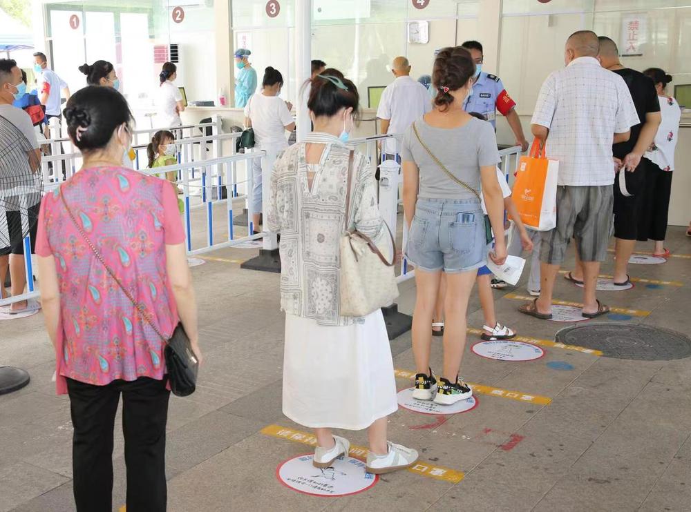 “一米线”看漫画 简阳市将疫情防控和文明城市创建有机结合 