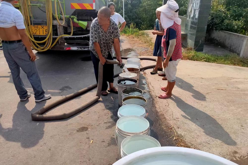 战高温 报供水 岳池县环卫所在行动