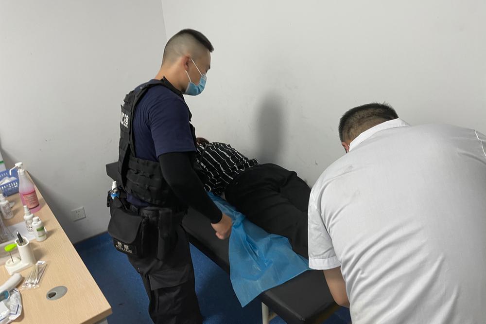 群众骑车摔伤 华蓥特警暖心救助