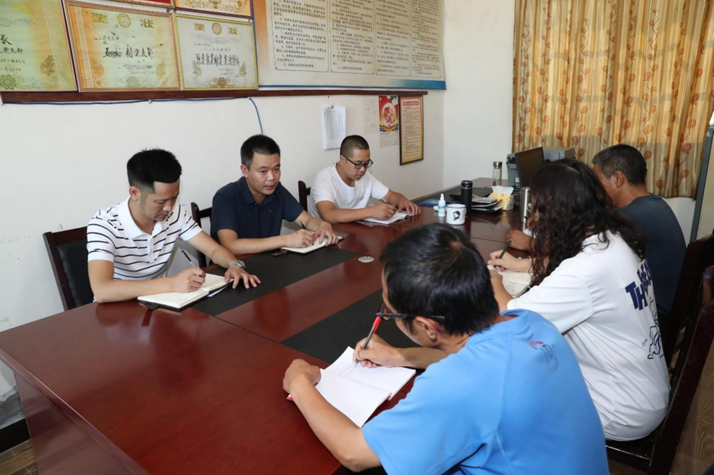 不畏酷暑 向乡村振兴精准发力