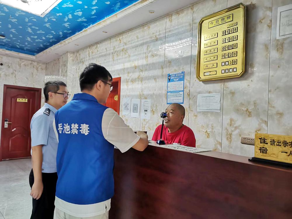 伏龙镇禁毒宣传走进娱乐场所