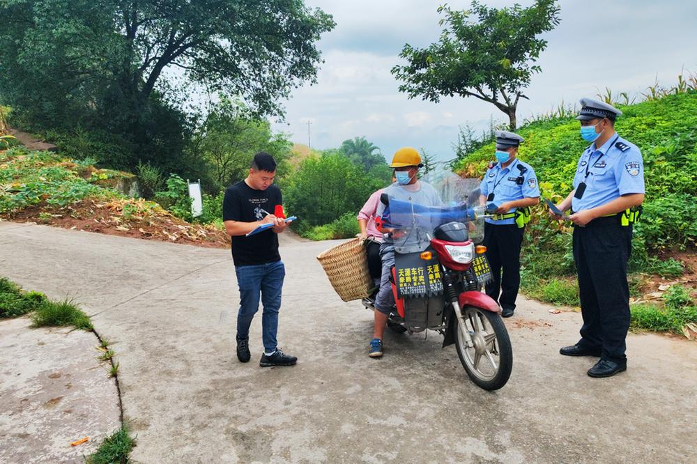 邻水县：“两站两员”为阵地  交警宣传进乡村