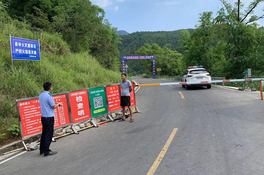 华蓥市公安局深入乡镇督导高温天气森林防灭火工作