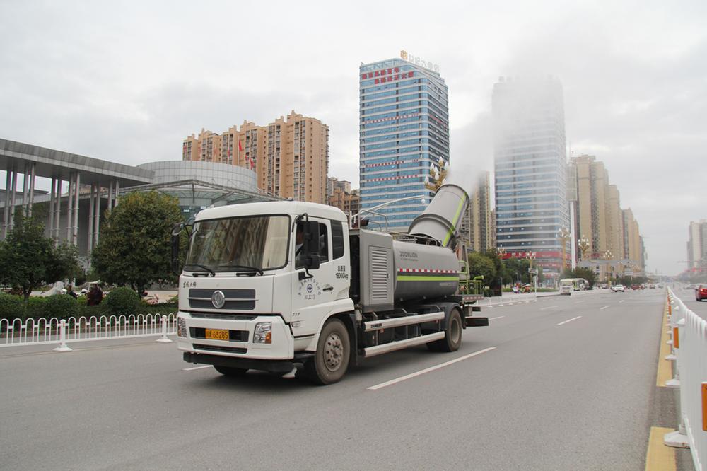 岳池县环卫加大洒水促降温送清凉