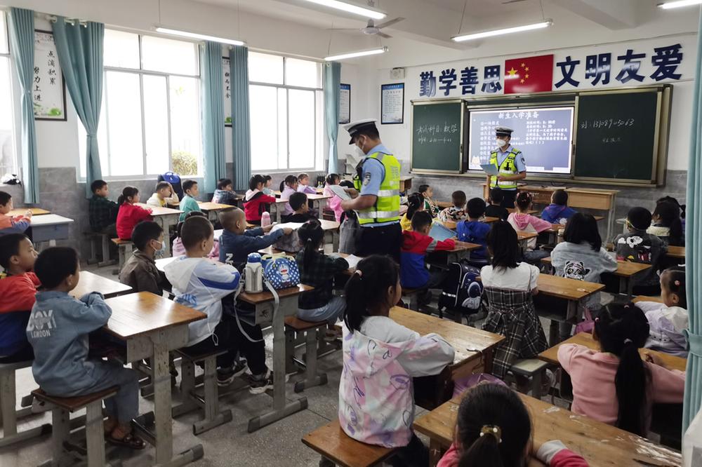 邻水县：交警走进高滩海军希望小学上安全课